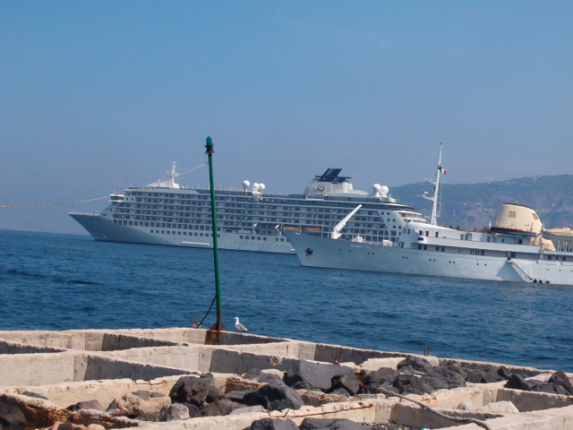 618x457 pixels (128K)