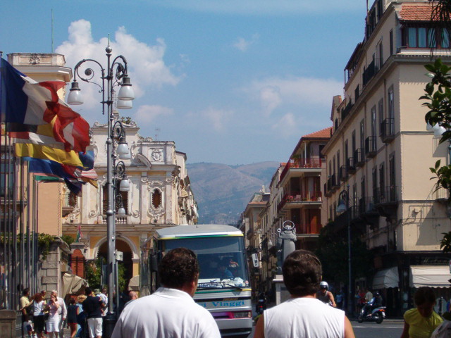 618x457 pixels (118K)