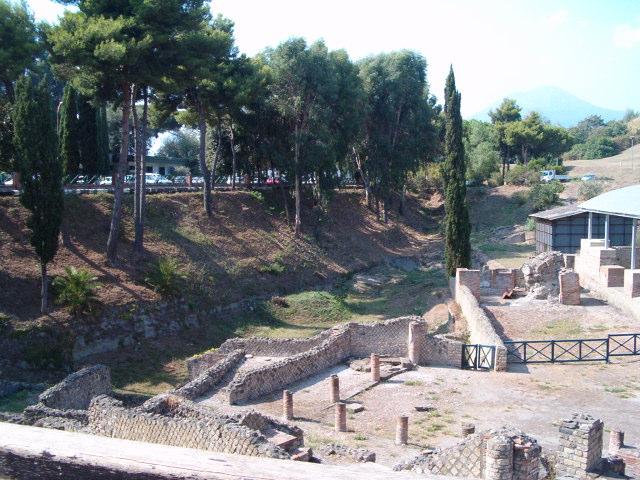 618x457 pixels (127K)