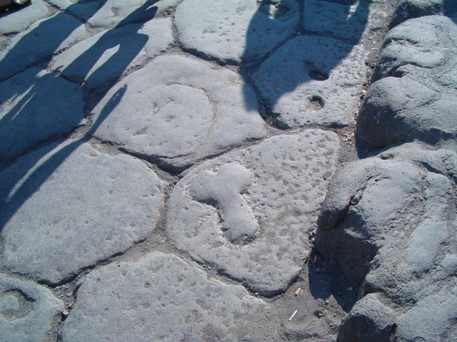 618x457 pixels (125K)