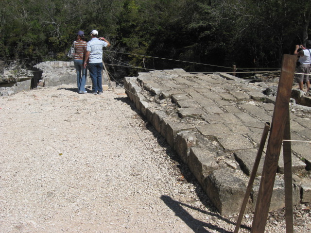 617x456 pixels (164K)